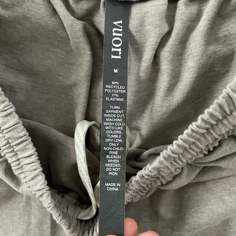 Vuori boyfriend short soft pewter size M LIKE NEW - Picture 3 of 3